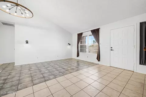Living - 1207 E Tonto Ln, Phoenix, AZ 85024 photo 2 of 5
