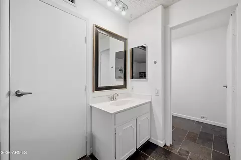 Bath - 2810 E Glenrosa Ave #16, Phoenix, AZ 85016 photo 1 of 3