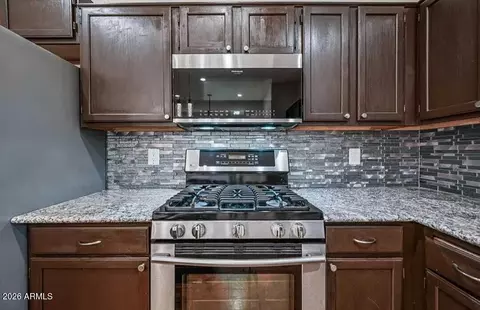 Kitchen - 3222 E Wickieup Ln, Phoenix, AZ 85050 photo 4 of 6
