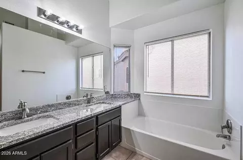 Bath - 3222 E Wickieup Ln, Phoenix, AZ 85050 photo 3 of 3