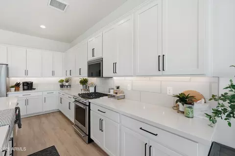 Kitchen - 11050 E Unity Ave, Mesa, AZ 85212 photo 2 of 4