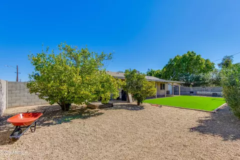Exterior - 2801 E Mercer Ln, Phoenix, AZ 85028 photo 7 of 14
