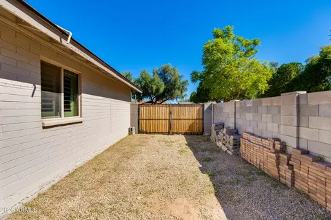 Exterior - 2801 E Mercer Ln, Phoenix, AZ 85028 photo 12 of 14