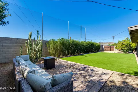 Exterior - 2801 E Mercer Ln, Phoenix, AZ 85028 photo 4 of 14
