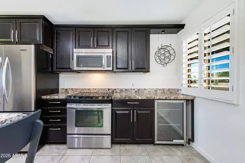 Kitchen - 2801 E Mercer Ln, Phoenix, AZ 85028 photo 3 of 4