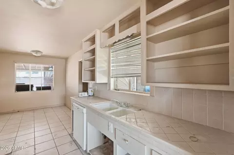 Kitchen - 2743 W Ocotillo Rd, Phoenix, AZ 85017 photo 2 of 5