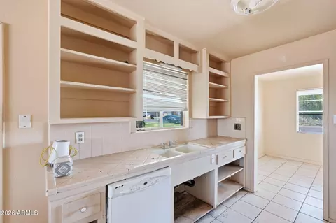 Kitchen - 2743 W Ocotillo Rd, Phoenix, AZ 85017 photo 3 of 5