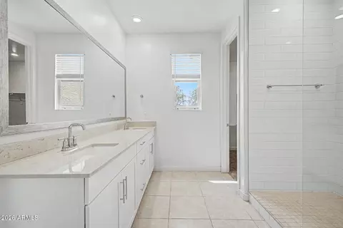 Bath - 939 E Danbury Dr, Phoenix, AZ 85022 photo 2 of 5