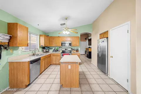Kitchen - 1096 E Graham Ln, Apache Junction, AZ 85119 photo 5 of 7