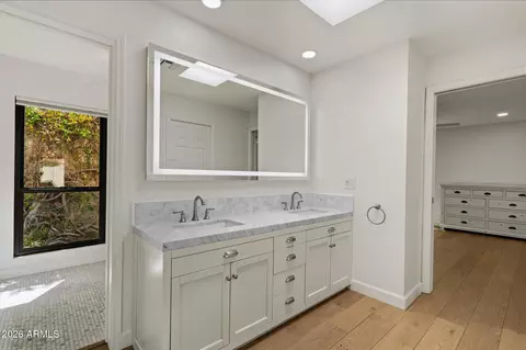 Bath - 3116 E Rose Ln, Phoenix, AZ 85016 photo 3 of 3