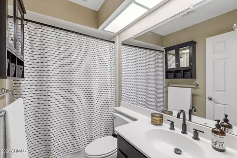 Bath - 4725 E Le Marche Ave, Phoenix, AZ 85032 photo 2 of 2