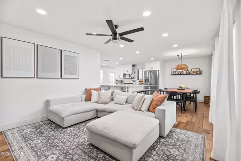 Living - 901 E Berridge Ln, Phoenix, AZ 85014 photo 1 of 2
