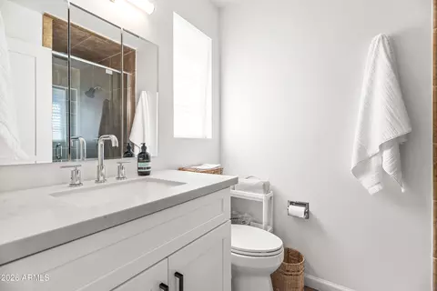 Bath - 901 E Berridge Ln, Phoenix, AZ 85014 photo 3 of 4