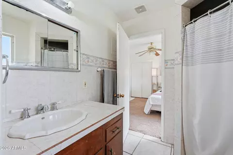 Bath - 3609 N 40th St, Phoenix, AZ 85018 photo 1 of 2