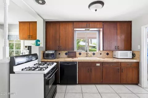 Kitchen - 3609 N 40th St, Phoenix, AZ 85018 photo 2 of 3