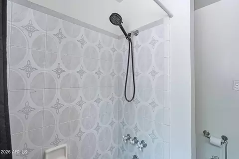 Bath - 3609 N 40th St, Phoenix, AZ 85018 photo 2 of 2
