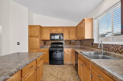 Kitchen - 2877 E Crescent Way, Gilbert, AZ 85298 photo 4 of 5