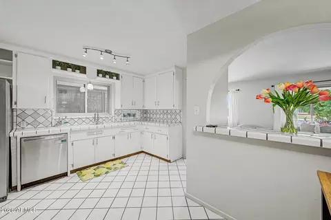 Kitchen - 3801 E Amelia Ave, Phoenix, AZ 85018 photo 2 of 4