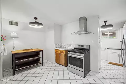 Kitchen - 3801 E Amelia Ave, Phoenix, AZ 85018 photo 3 of 4