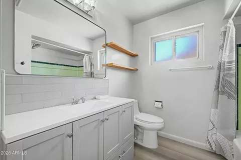 Bath - 3801 E Amelia Ave, Phoenix, AZ 85018 photo 3 of 4