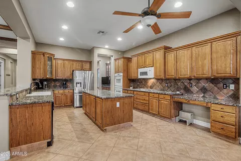Kitchen - 1351 E Canary Dr, Gilbert, AZ 85297 photo 4 of 4