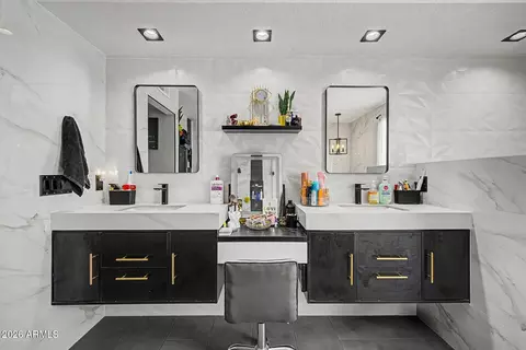 Bath - 2051 E Kael Cir, Mesa, AZ 85213 photo 3 of 6