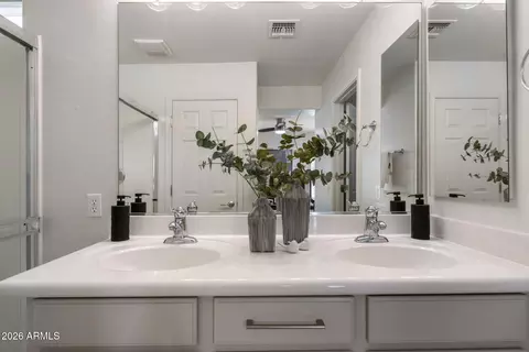 Bath - 3975 E Melinda Dr, Phoenix, AZ 85050 photo 3 of 3