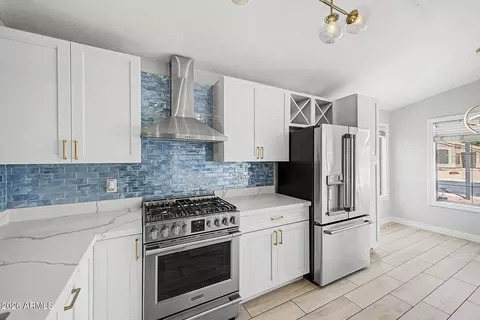 Kitchen - 1687 E Cheyenne St, Gilbert, AZ 85296 photo 3 of 5