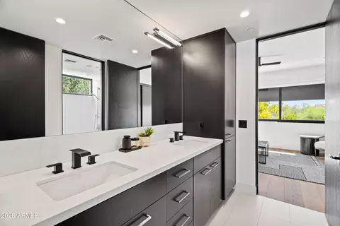 Bath - 5143 Exeter Blvd, Phoenix, AZ 85018 photo 3 of 5