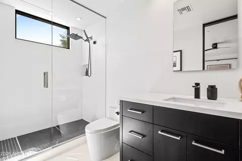 Bath - 5143 Exeter Blvd, Phoenix, AZ 85018 photo 2 of 5