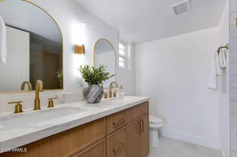 Bath - 2513 E Turney Ave, Phoenix, AZ 85016 photo 1 of 4