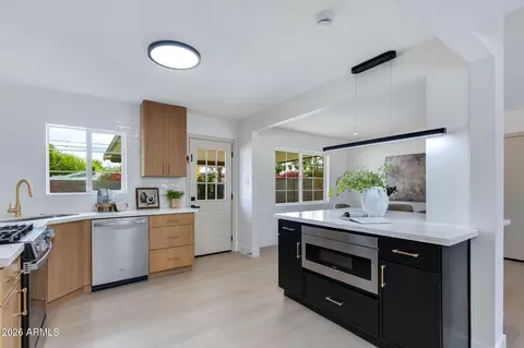 Kitchen - 2513 E Turney Ave, Phoenix, AZ 85016 photo 4 of 5