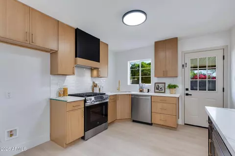 Kitchen - 2513 E Turney Ave, Phoenix, AZ 85016 photo 3 of 5