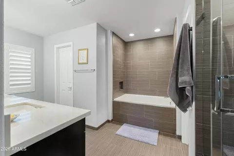 Bath - 2045 E Ruby Ln, Phoenix, AZ 85024 photo 2 of 6