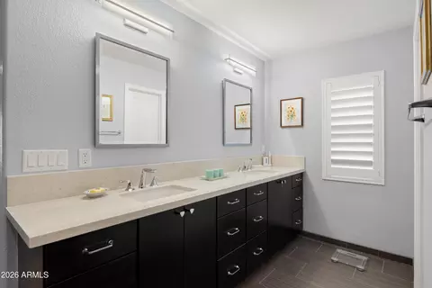 Bath - 2045 E Ruby Ln, Phoenix, AZ 85024 photo 5 of 6