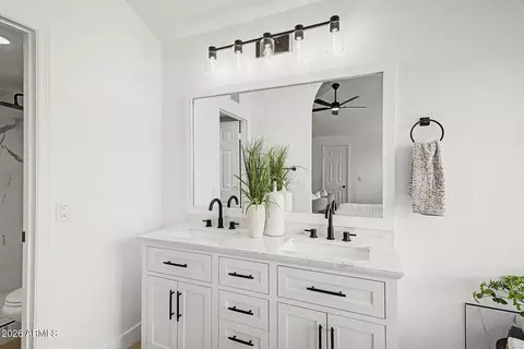 Bath - 685 E Linda Ln, Gilbert, AZ 85234 photo 1 of 4