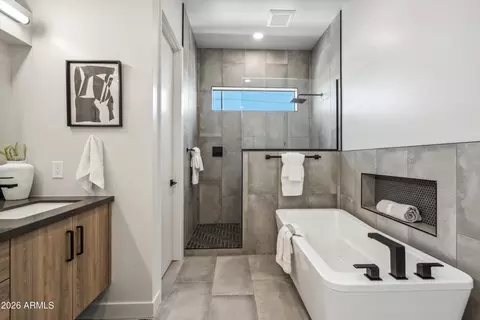 Bath - 377 E Windsor Ave #3, Phoenix, AZ 85004 photo 1 of 4