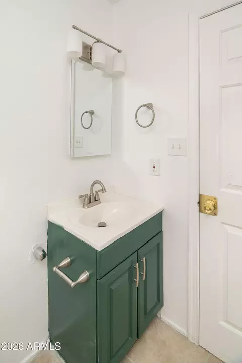 Bath - 1702 E Cambridge Ave, Phoenix, AZ 85006 photo 2 of 2