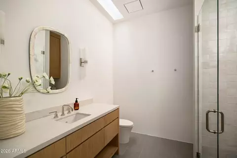 Bath - 5626 E Montecito Ave, Phoenix, AZ 85018 photo 7 of 8