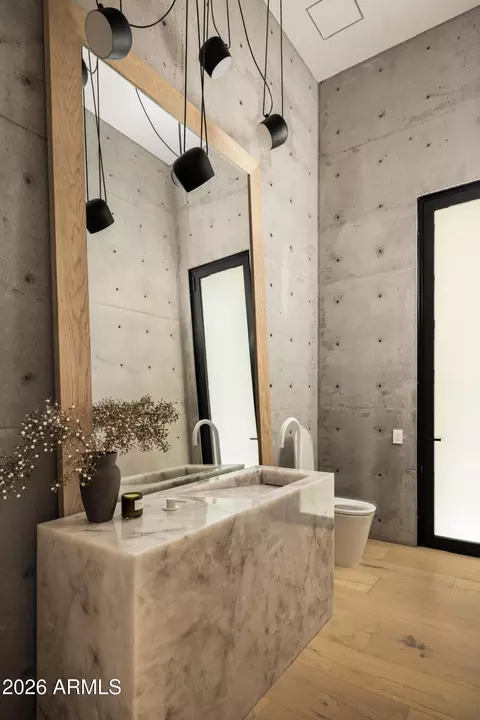 Bath - 5626 E Montecito Ave, Phoenix, AZ 85018 photo 4 of 8