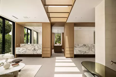 Bath - 5626 E Montecito Ave, Phoenix, AZ 85018 photo 1 of 8