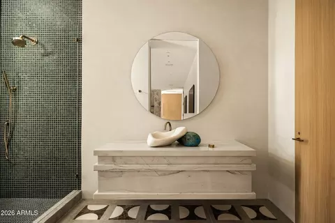 Bath - 5626 E Montecito Ave, Phoenix, AZ 85018 photo 3 of 8