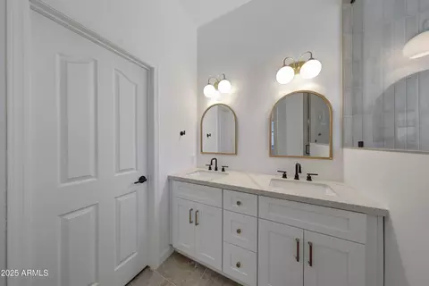 Bath - 4628 E Paso Trl, Phoenix, AZ 85050 photo 5 of 5