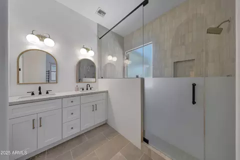 Bath - 4628 E Paso Trl, Phoenix, AZ 85050 photo 3 of 5