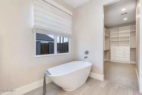 Bath - 5039 N 35th St, Phoenix, AZ 85018 photo 2 of 5