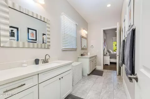 Bath - 5039 N 35th St, Phoenix, AZ 85018 photo 3 of 5