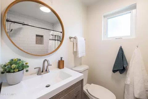 Bath - 1834 N Mitchell St, Phoenix, AZ 85006 photo 1 of 7