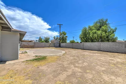 Exterior - 3530 N 63rd Dr, Phoenix, AZ 85033 photo 7 of 8