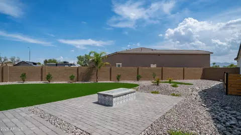 Exterior - 7512 W Odeum Ln, Phoenix, AZ 85043 photo 4 of 11