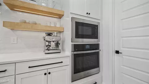 Kitchen - 7512 W Odeum Ln, Phoenix, AZ 85043 photo 3 of 5